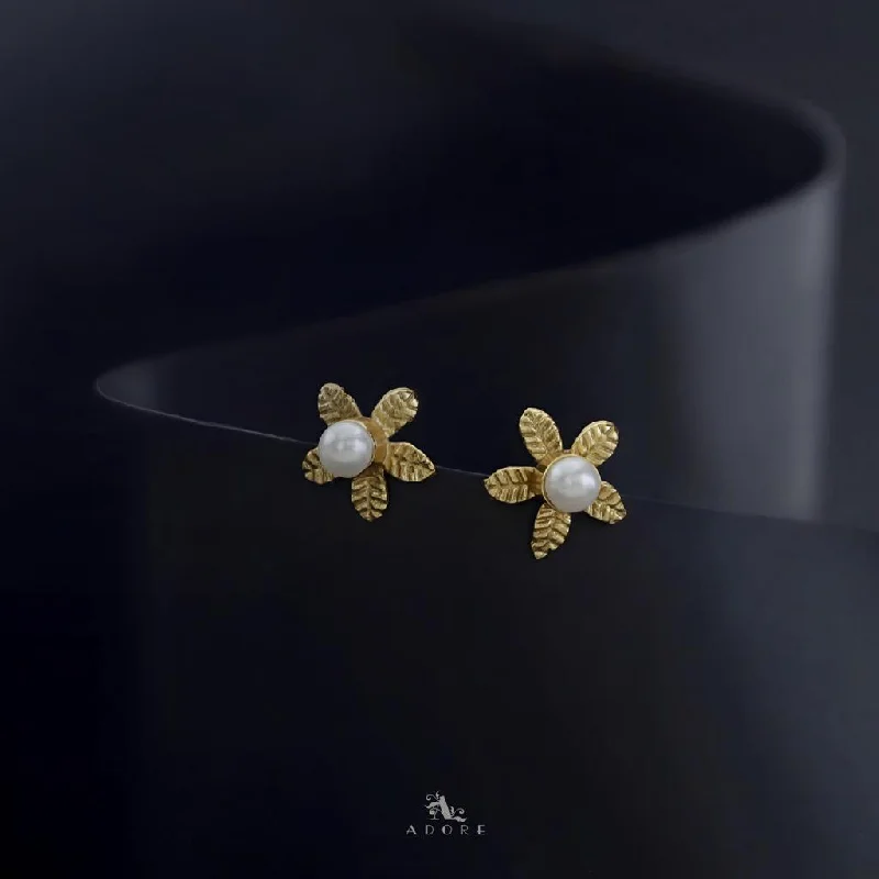 Dubiya Flower Pearl Stud